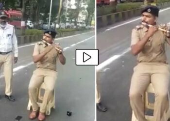 Video ! मुंबई पोलीस कर्मचाऱ्याने रस्त्याच्या मधोमध बसून ही धून वाजवली, ऐकून लोक झाले खूश