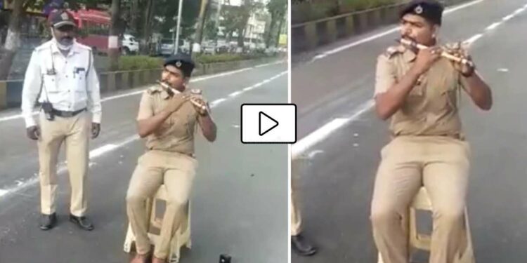 Video ! मुंबई पोलीस कर्मचाऱ्याने रस्त्याच्या मधोमध बसून ही धून वाजवली, ऐकून लोक झाले खूश