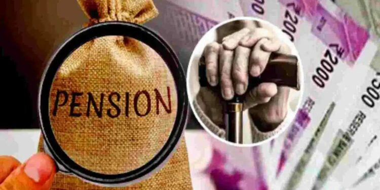 पेन्शनधारकांसाठी आनंदाची बातमी! वेतनात वाढ, आता मिळणार ४५०० रुपये