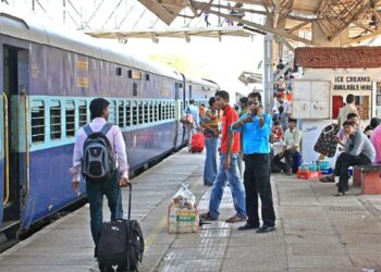 खबरदार ! रेल्वेने प्रवास करताना ‘ही’ चूक केल्यास 3 वर्षांपर्यंत तुरुंगवास, दंडही आकारला जाईल