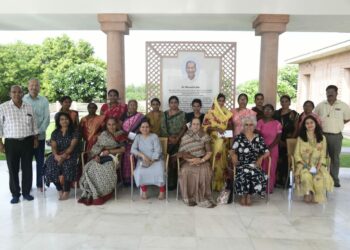 भवरलाल अॅण्ड कांताबाई जैन फाउंडेशनतर्फे पिंक ऑटो गटाच्या महिलांना रिक्षा घेण्याकरीता अग्रीम रकमेसाठी आर्थिक सहकार्य