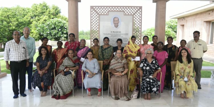 भवरलाल अॅण्ड कांताबाई जैन फाउंडेशनतर्फे पिंक ऑटो गटाच्या महिलांना रिक्षा घेण्याकरीता अग्रीम रकमेसाठी आर्थिक सहकार्य