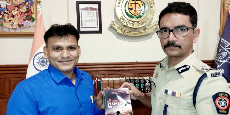 पोलीस साहित्यिक, कवी विनोद अहिरे यांचे विश्वास नागरे पाटलांकडून कौतुक