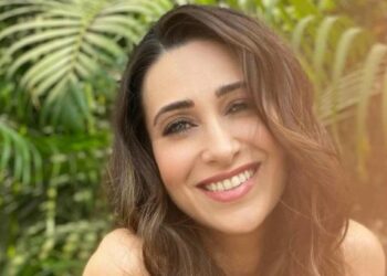 वयाच्या 47 व्या वर्षी करिश्मा कपूरने ओलांडली बोल्डनेसची हद्द, बिकिनी घालून दिली अशी पोज