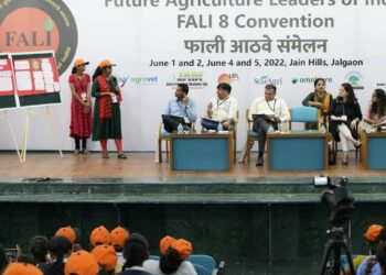 फाली संम्मेलनाच्या दुसऱ्या दिवशी विद्यार्थ्यांनी केले उपकरणांचे सादरीकरण