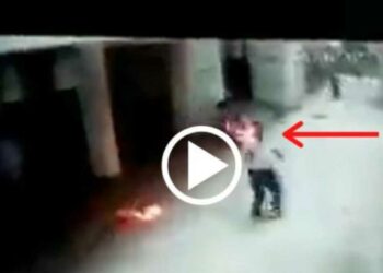 धक्कादायक ! भरदिवसा एकाला पेट्रोल टाकून जिवंत जाळण्याचा प्रयत्न , घटना CCTV कैद