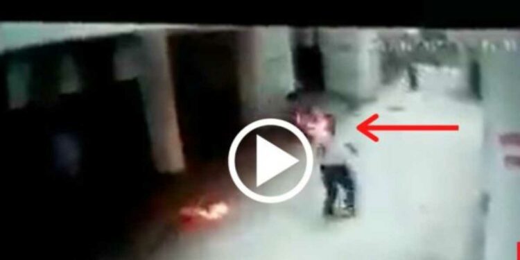 धक्कादायक ! भरदिवसा एकाला पेट्रोल टाकून जिवंत जाळण्याचा प्रयत्न , घटना CCTV कैद