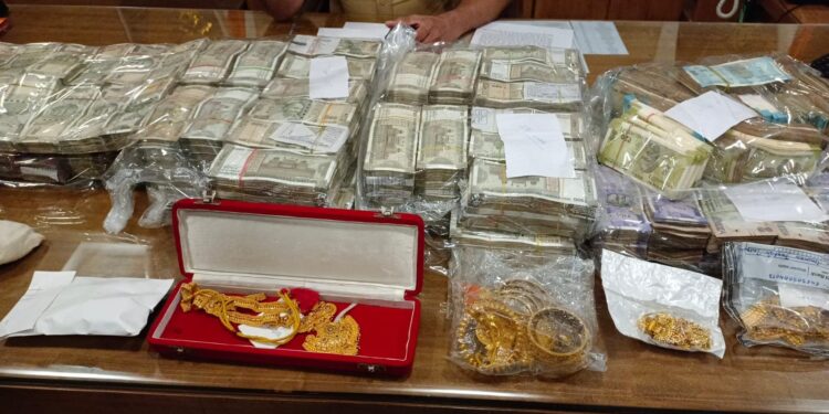 धुळ्यातील एलआयसी एजंटच्या घरावर पोलिसांची छापेमारी, घरात सापडलं कोट्यवधींचं घबाड