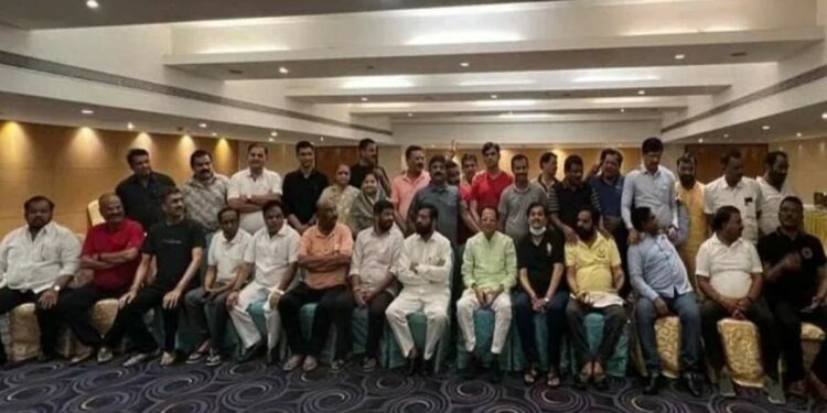 पक्षांतर करणाऱ्या आमदारांवर 5 वर्षांची निवडणूक बंदी?? सर्वोच्च न्यायालयात अर्ज दाखल