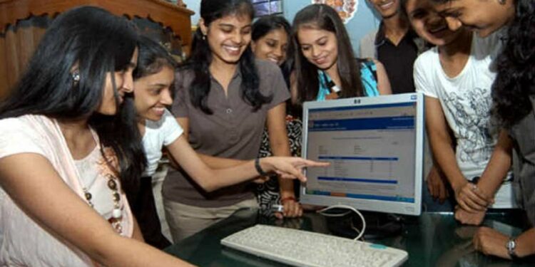 12वीच्या निकालासाठी उरले अवघे काही मिनिट, कसा तपासाल निकाल?