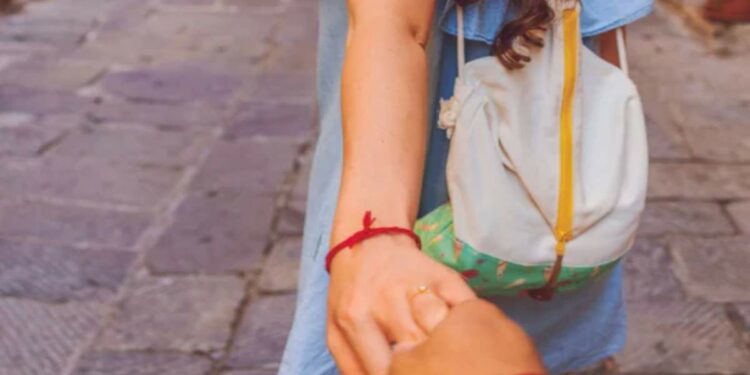 गर्लफ्रेंडचा हात पकडणंही तरुणाला पडलं भारी ; न्यायालयाने सुनावला मोठा निर्णय