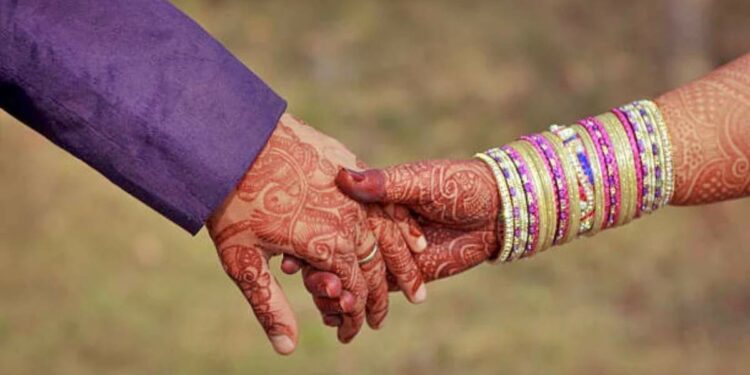 सेक्सच्या वेळी डोळ्यावर पट्टी बांधायचा, नंतर कळलं तो ‘तो’ नव्हेच, ही तर पोट्टी