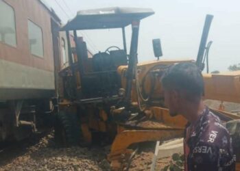 भरधाव एक्सप्रेसला जेसीबीचा कट ; लोको पायलटच्या सर्तकतेने मोठा अपघात टळला