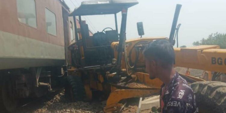 भरधाव एक्सप्रेसला जेसीबीचा कट ; लोको पायलटच्या सर्तकतेने मोठा अपघात टळला