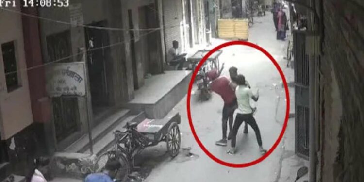 आधी ब्लेडने गळा कापला, नंतर तरुणाच्या डोक्यात विटा, दगड मारले, घटना CCTV मध्ये कैद