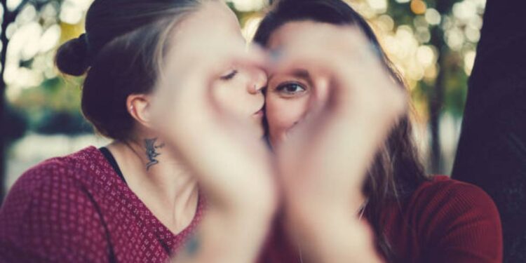 प्रेमासाठी काय पण! मैत्रिणीसोबतच्या लैंगिक संबंधाला विरोध, नंतर तरुणीने उचललं ‘हे’ पाऊल