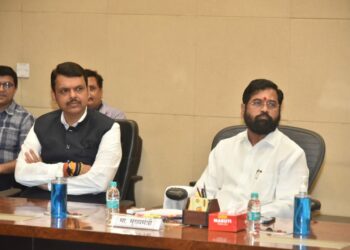 देवेंद्र फडणवीसांनी एकनाथ शिंदेंकडून माईक हिसकावला, उद्धव ठाकरेंचा खोचक टोला