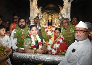 मुख्यमंत्री एकनाथ शिंदे यांच्या हस्ते झाली विठ्ठल – रुक्मिणीची महापूजा, पंढरपुरात लाखों भक्तांची धाव