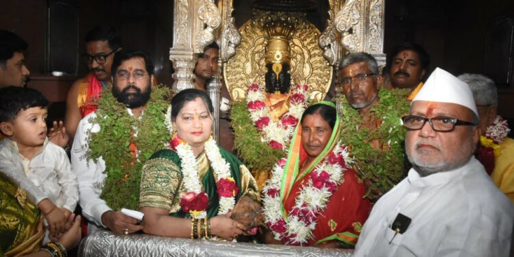 मुख्यमंत्री एकनाथ शिंदे यांच्या हस्ते झाली विठ्ठल – रुक्मिणीची महापूजा, पंढरपुरात लाखों भक्तांची धाव