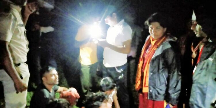 रावेर तालुक्यातील गारबर्डी धरण क्षेत्रात अडकलेल्या ‘ त्या’ नऊ युवकांची सुखरूप सुटका