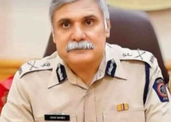 बेकायदेशीर फोन टॅपिंग प्रकरणी मुंबईचे माजी पोलीस आयुक्त संजय पांडे यांच्या विरुद्ध गुन्हा दाखल
