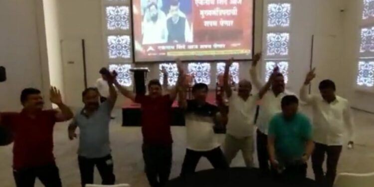 VIDEO: बंडखोर आमदारांचा गोव्याच्या हॉटेलात झिंगाट डान्स ; व्हिडीओ व्हायरल