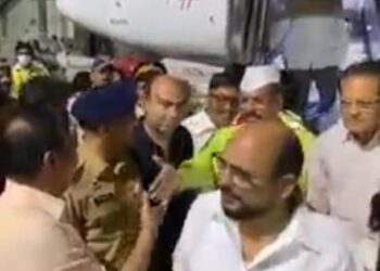 गेल्या ११ दिवसांपासून राज्याबाहेर असलेले बंडखोर सर्व आमदार आज अखेर मुंबईत दाखल