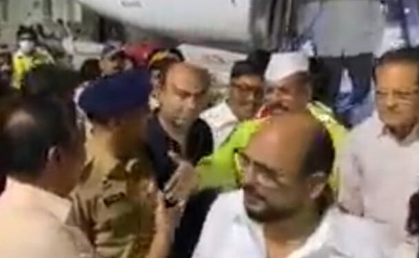 गेल्या ११ दिवसांपासून राज्याबाहेर असलेले बंडखोर सर्व आमदार आज अखेर मुंबईत दाखल