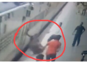 CCTV : भुसावळ रेल्वे स्थानकात धावत्या रेल्वेतून उतरणाऱ्या महिलेचा थोडक्यात बचावला जीव; पाहा व्हिडिओ