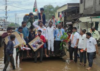 साचलेल्या पाण्यात कागदी ‘नाव’ सोडली,प्रतिकात्मक मासेमारी करत व खड्यांमध्ये वृक्षारोपणही केलं ; राष्ट्रवादीचे अनोखे आंदोलन