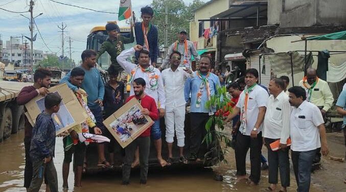 साचलेल्या पाण्यात कागदी ‘नाव’ सोडली,प्रतिकात्मक मासेमारी करत व खड्यांमध्ये वृक्षारोपणही केलं ; राष्ट्रवादीचे अनोखे आंदोलन