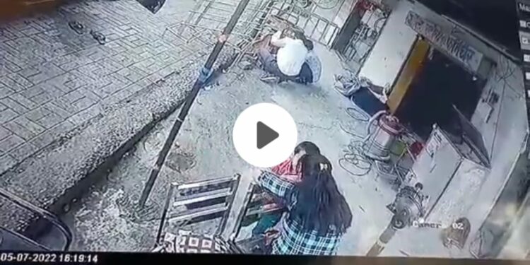 CCTV VIDEO : धक्कादायक ; आईच्या डोळ्यासमोर क्षणात ६ वर्षीय चिमुकल्याचा दुर्दैवी मृत्यू