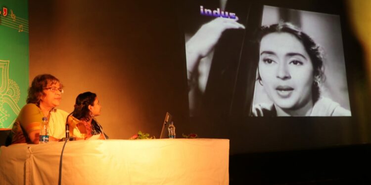 घरंदाज सूर या दृकश्राव्य अविष्काराने रसिक तल्लिन