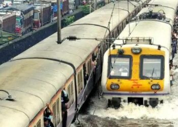 मुंबईत कोसळधार ; मध्य-पश्चिम रेल्वेच्या उपनगरीय गाड्यांचे वेळापत्रक कोलमडले