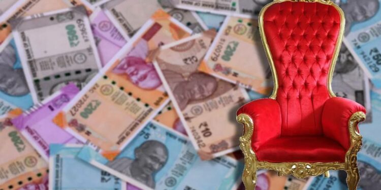 खळबळजनक ! शिंदे सरकारमध्ये मंत्रिपद मिळवून देण्यासाठी 100 कोटींची मागणी, चौघांना अटक