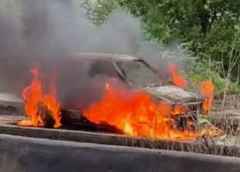 अरे बापरे : व्यावसायिकाने स्वतःला कारमध्येच जाळून घेतलं, बायको-मुलगा थोडक्यात वाचला