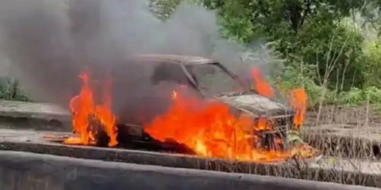 अरे बापरे : व्यावसायिकाने स्वतःला कारमध्येच जाळून घेतलं, बायको-मुलगा थोडक्यात वाचला