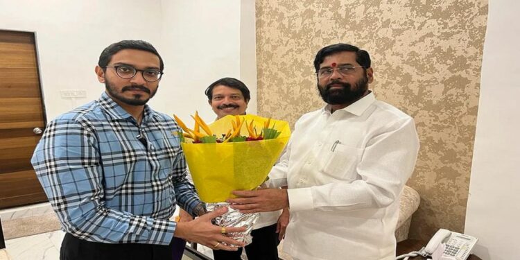 ठाकरेंच्या घरातूनच पाठिंबा शिंदेला पाठींबा ; पुतण्यानेच पाठीत खंजीर खुपसला