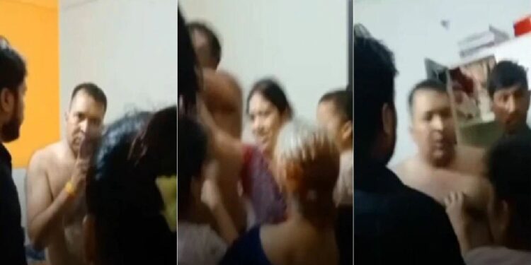 शिपाई महिलेशी करत होता रोमान्स.. पत्नीने रंगेहात पकडले, नंतर काय झालं पहा Video