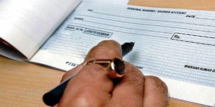‘ही’ सरकारी बँक १ ऑगस्टपासून चेक नियमात करणार बदल ; जाणून घ्या नाहीतर करू शकणार नाही व्यवहार