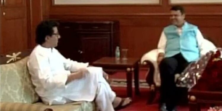 फडणवीस राज ठाकरेंच्या भेटीसाठी शिवतीर्थावर जाणार असल्याने राजकीय चर्चांना उधाण