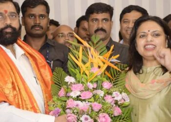 शिवसेनेच्या बंडखोर आमदारांना काय तो दांडा, काय ते ढुं… म्हणणाऱ्या शीतल म्हात्रेंचा शिंदे गटात प्रवेश