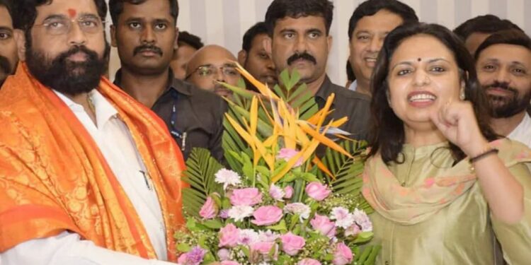 शिवसेनेच्या बंडखोर आमदारांना काय तो दांडा, काय ते ढुं… म्हणणाऱ्या शीतल म्हात्रेंचा शिंदे गटात प्रवेश