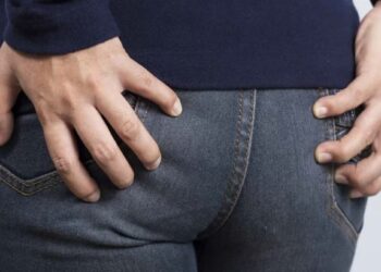 काय सांगता.. तो चक्क ५ वर्ष नुसता पादतोय! आता तब्बल 1 कोटीचा दावाच ठोकलाय