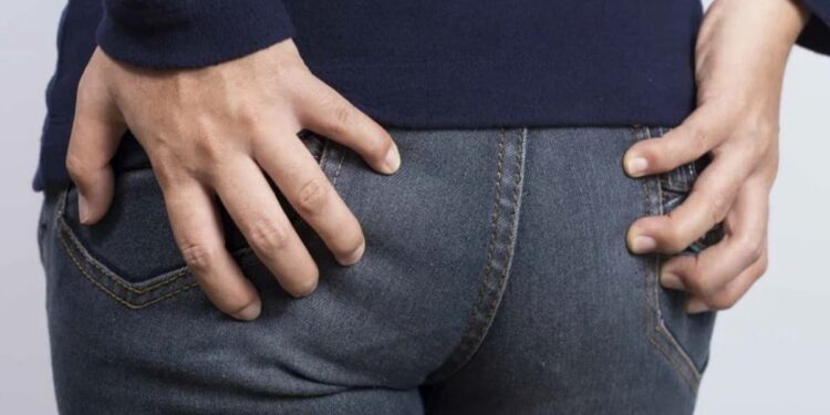 काय सांगता.. तो चक्क ५ वर्ष नुसता पादतोय! आता तब्बल 1 कोटीचा दावाच ठोकलाय