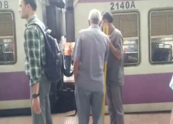 CSMT स्थानकात लोकल ट्रेन बंपरला धडकली