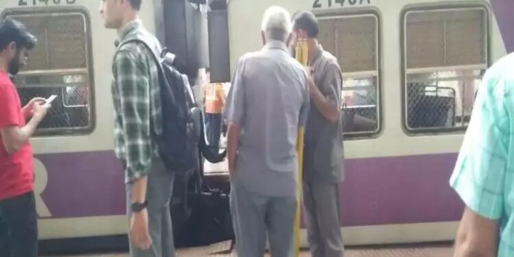 CSMT स्थानकात लोकल ट्रेन बंपरला धडकली