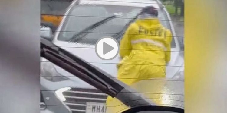 वाहतूक पोलिसाला गाडीच्या बोनेटवरून फरफटत नेले ; धक्कादायक Video समोर