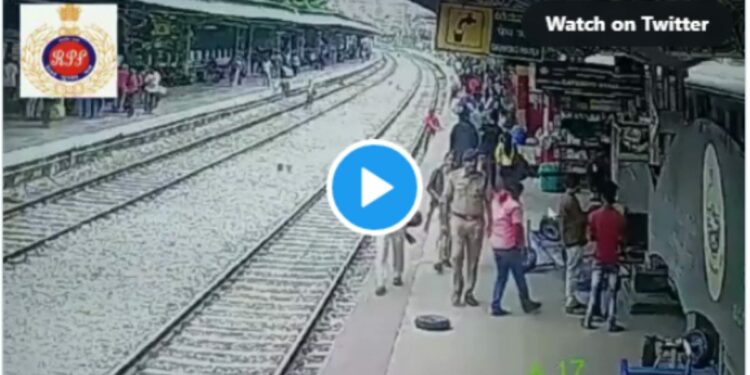 प्लॅटफॉर्मवरून थेट रेल्वे रुळावर पडला, तेव्हड्यात भरधाव येत होती ट्रेन, मग….पहा व्हायरल Video