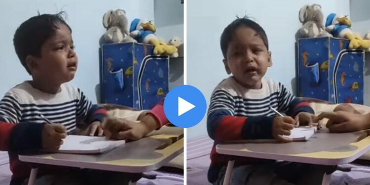 अभ्यास न करत असल्यानं आईने मारले, वडिलांनी विचारले का रडतोस, मुलगा म्हणाला.. पहा Video